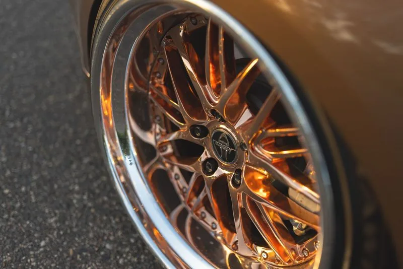 Bronze multi-spoke wheel on a brown car